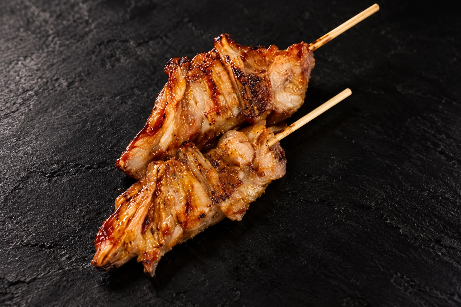 Y6 Ailes de poulet on skewers, dark background.